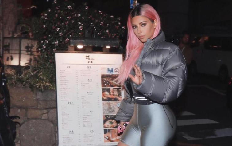 Kim Kardashian comparte foto comiendo en topless