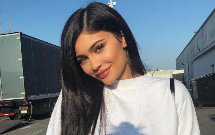 Kylie Jenner posa junto a su bebé sin una gota de maquillaje