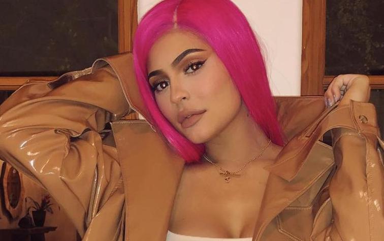Kylie Jenner combina su vestido Fendi con el coche de su hija