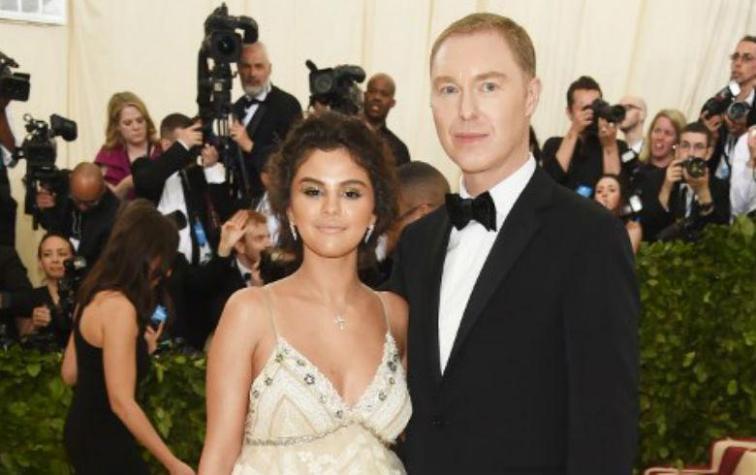  ¿Muy bronceada? Selena Gomez divide opiniones en la MET gala 2018