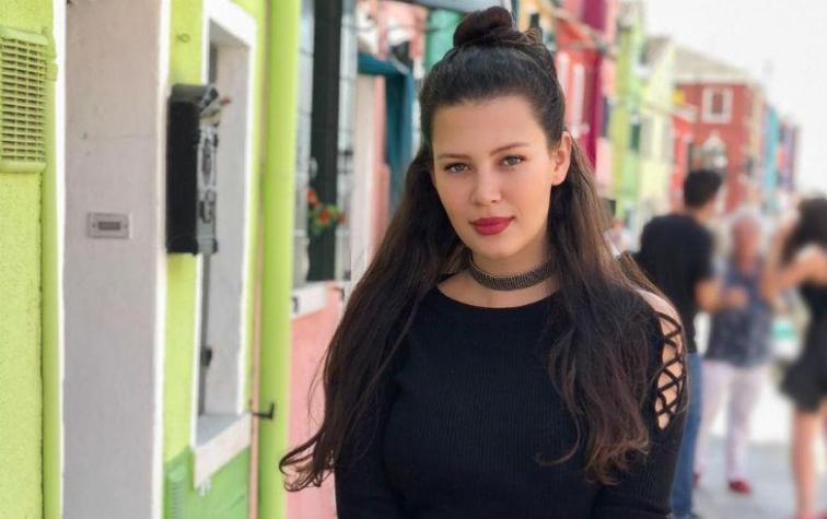 Michelle Carvalho disfruta de las playas españolas sin nada arriba 