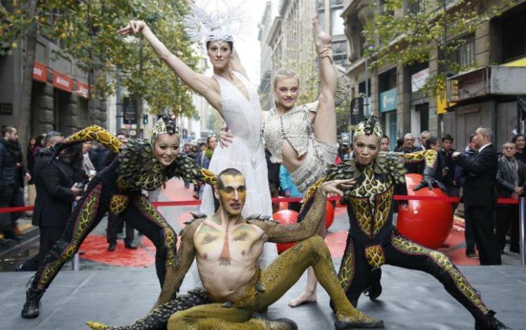 “Cirque du Soleil” sorprende a transeúntes con parte de su show