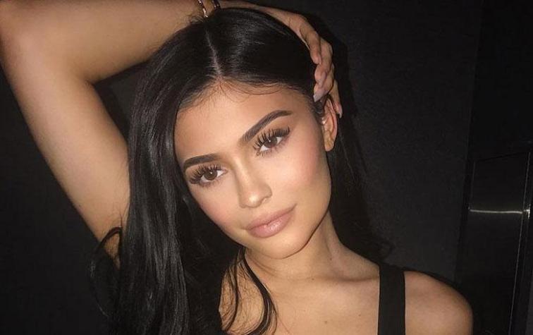 Kylie Jenner da la ilusión de no llevar nada debajo de su ajustado vestido
