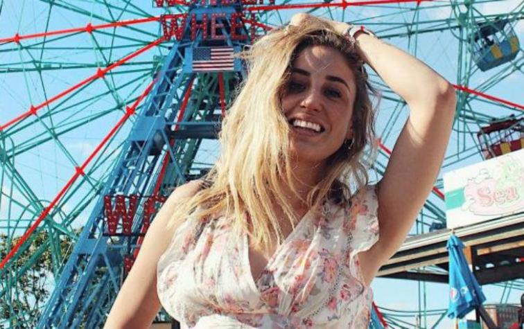 Daniela Castro luce su figura en bikini desde Brasil