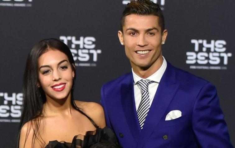 Novia de Cristiano Ronaldo se luce con tremenda roca en Moscú