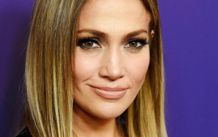 Jennifer Lopez aparece en redes sociales con misterioso anillo