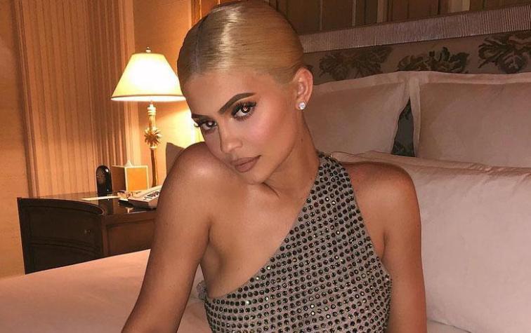 Kylie Jenner luce abultado busto y recuerda rumores de cirugía