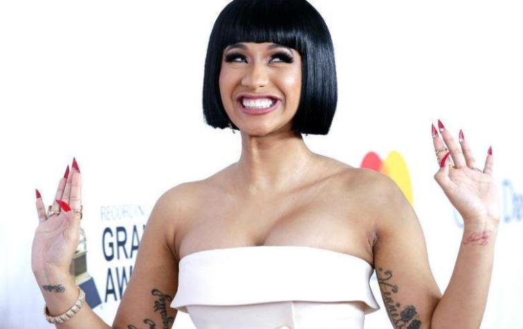 Cardi B muestra sin vergüenza el secreto para mantener sus pechos levantados