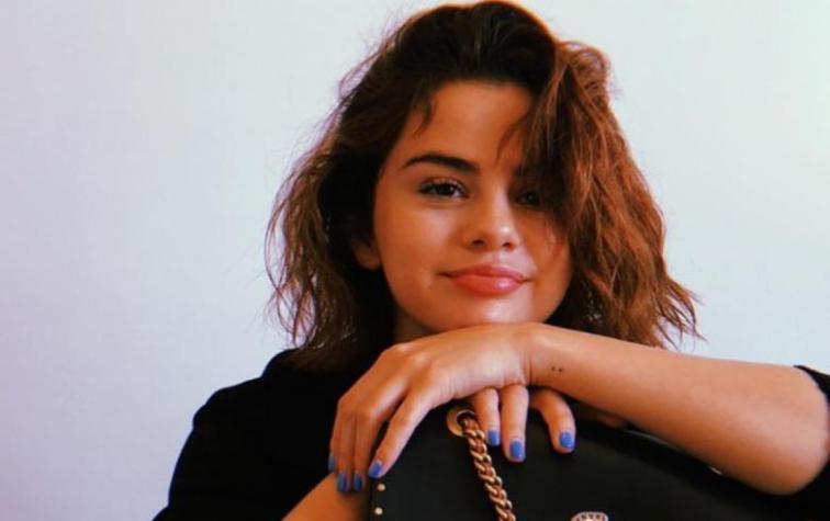 Selena Gomez se esconde de los paparazzis en salida con amigas