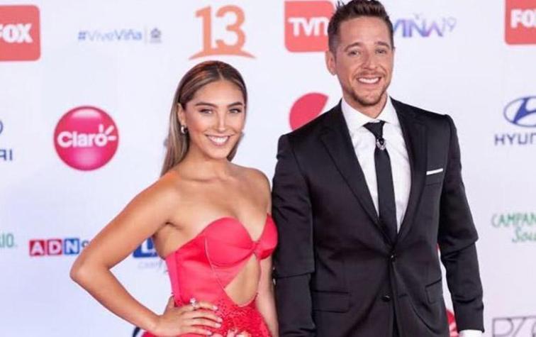 Pía María y Matías Vega se besan en show de Carlos Rivera 