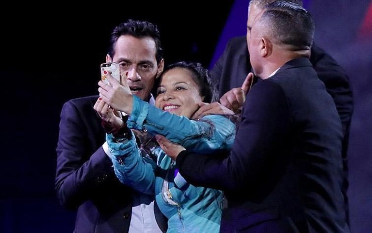 Las selfies que Marc Anthony se sacó con fans en el escenario de Viña
