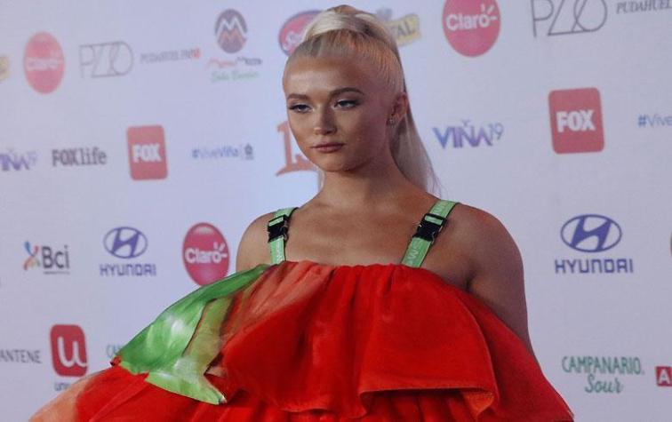 Vesta Lugg alza la voz ante las críticas por su extravagante look en la gala de Viña