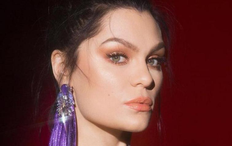 Kendall Jenner usa su nueva serpiente como colet para tomarse el cabello