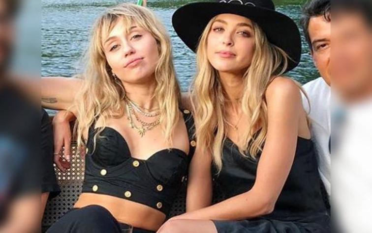 Miley Cyrus llegó junto a Kaitlynn Carter a los MTV VMAs 2019