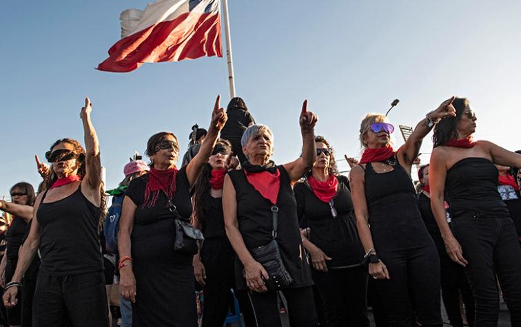 Mujeres sobre 40 protagonizan nueva intervención de "Un Violador en tu Camino" 