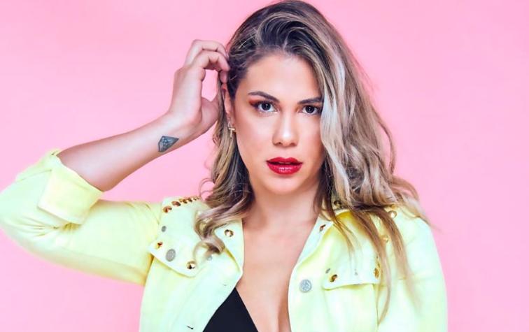 Laura Prieto posa completamente desnuda en medio de la playa