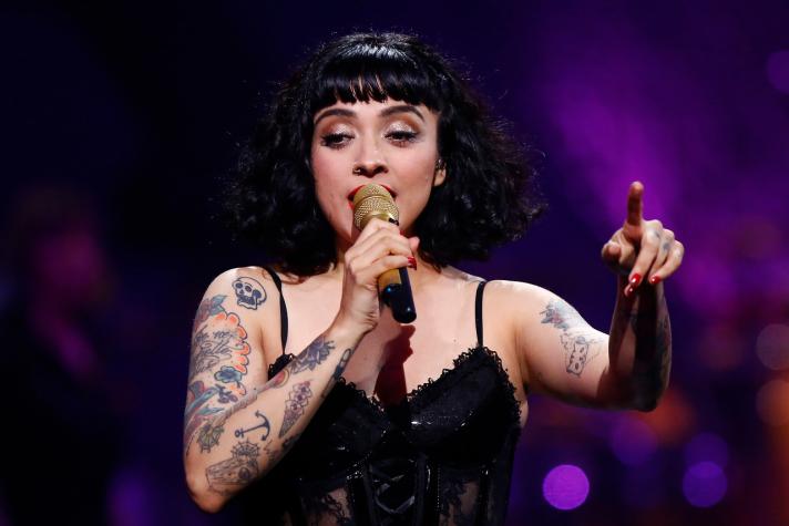 Mon Laferte sube esta foto de adolescente y la comparan con Selena y Shakira