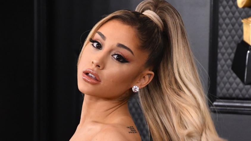 Ariana Grande impacta mostrando su enorme colección de tatuajes