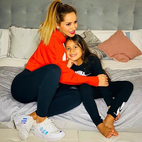 Marité Matus lleva a su hija a lujoso tratamiento de belleza con oro