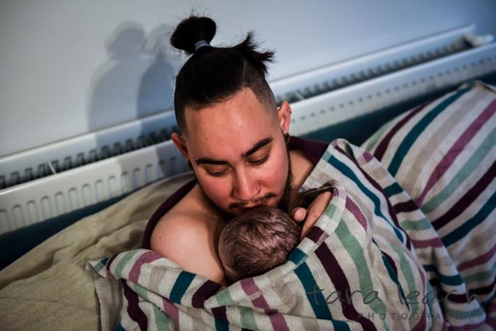 Padre trans comparte fotos de su embarazo y parto en el agua