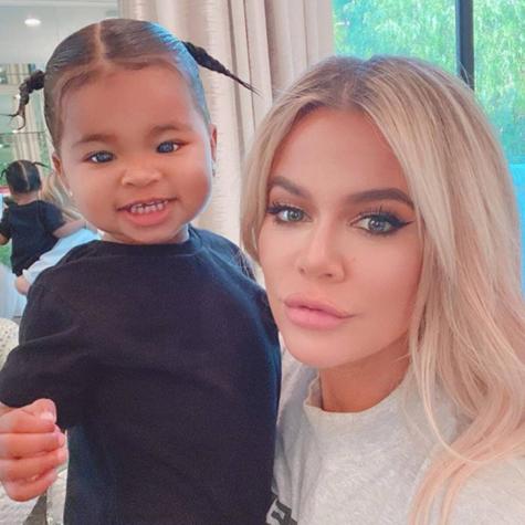 Khloé Kardashian trota con su hija amarrada a ella 