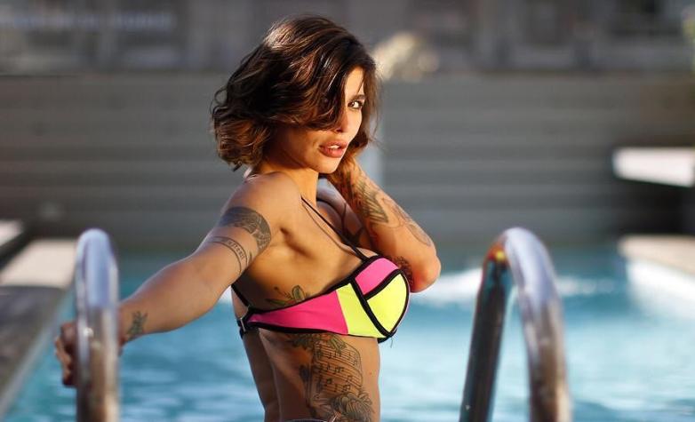 Angie Jibaja reaparece con impactante cambio de imagen