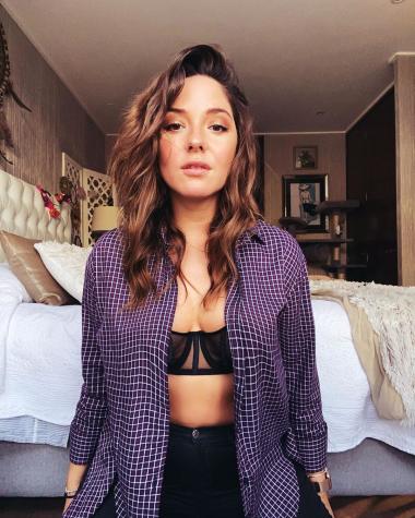 Kel Calderón incentiva a quedarse en casa con osado topless