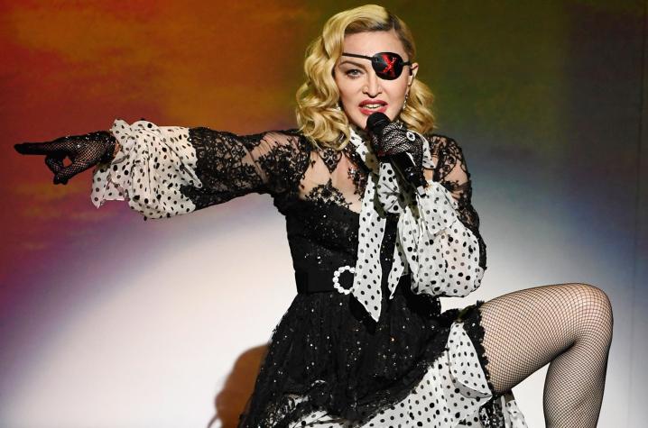 Madonna causa polémica por salir a marchar sin mascarilla y en muletas