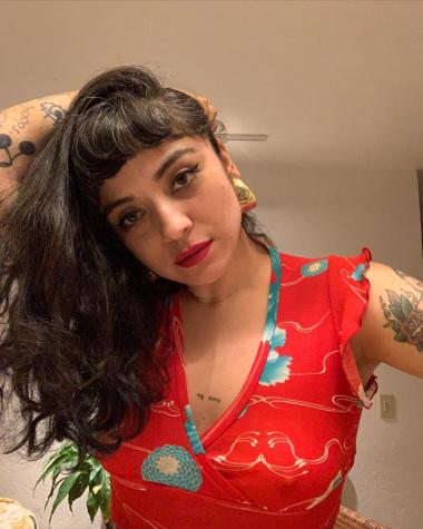 Mon Laferte se cortó la chasquilla y bromeó con el desprolijo resultado