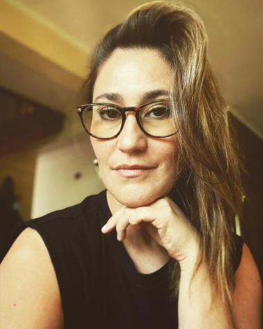 Belén Mora muestra avanzado embarazo vistiendo jeans a la cadera