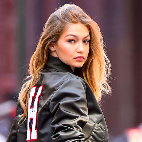 Gigi Hadid muestra su look de mamá con guagua en brazos