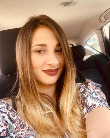 Perla Ilich muestra la luminosa decoración navideña de su casa