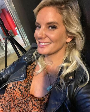 Javiera Acevedo muestra su pancita con foto en bikini