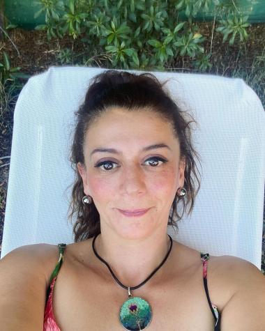 Paola Troncoso saca aplausos con foto en bikini y consejo sobre el sol