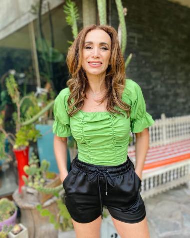 "Glamorosa pero nunca tanto": Alejandra Fosalba posa con vestido en la piscina 