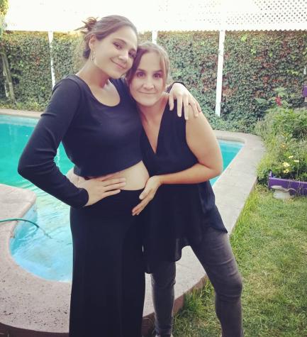 Claudia Pérez y sus hijas recrean foto de su primer embarazo 