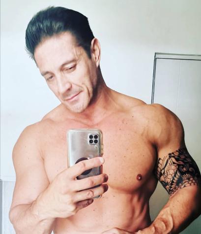 Patricio Laguna impacta al mostrar parte de su cuerpo