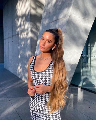 Madre de Cami Gallardo impacta con bikinazo
