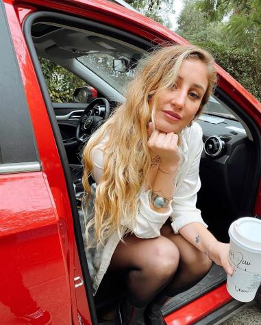 "Está mal abrochado": Daniela Castro se luce posando en lencería