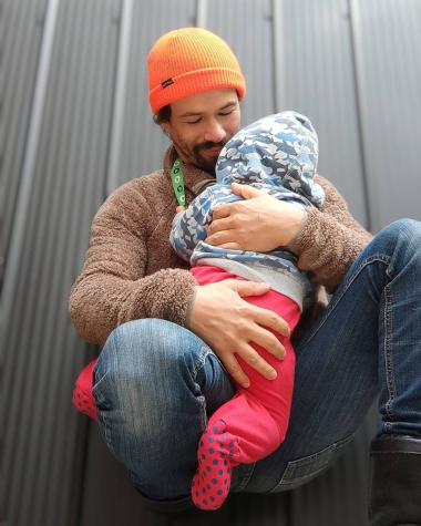 Francisco Puelles cautiva con tierna postal junto a su hijo
