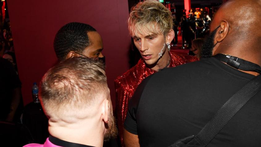 Conor McGregor y Machine Gun Kelly se enfrentan en los VMA´s