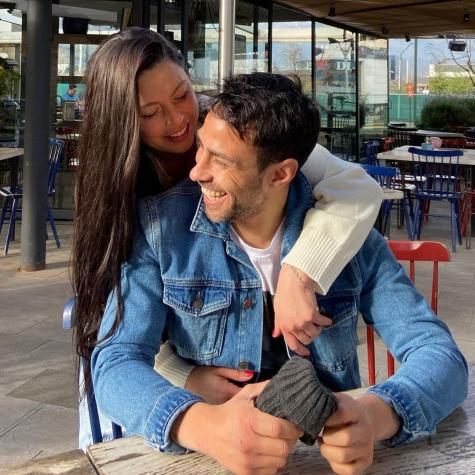 Daniela Aránguiz comparte particular beso con Jorge Valdivia