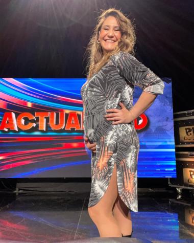 Belén Mora muestra su embarazo modelando traje de baño