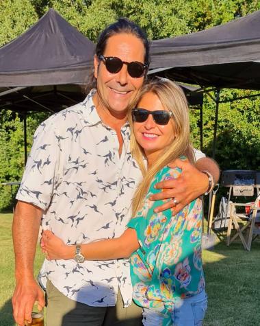 Juan Falcón muestra la huerta que hizo junto a su novia