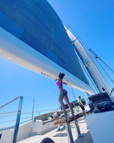 El lujoso bikinazo de Salma Hayek a bordo de un yate