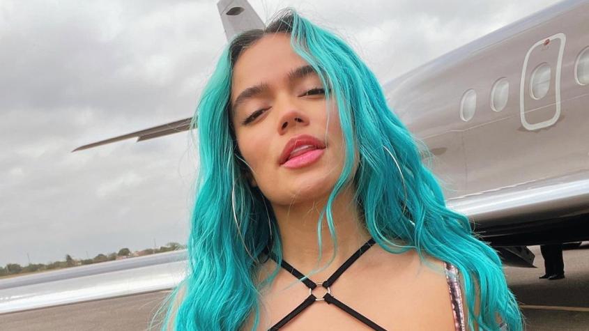 Karol G enciende las redes con traje de baño metalizado