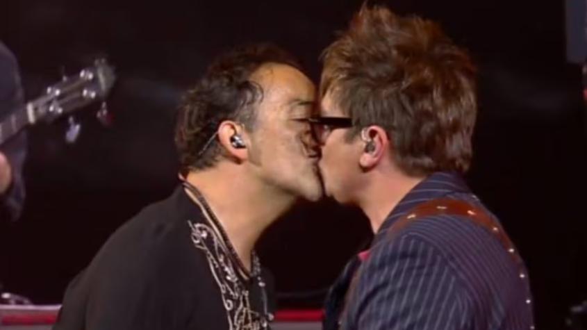 El inesperado beso de Álvaro López y Mauricio Durán que generó una ola de reacciones