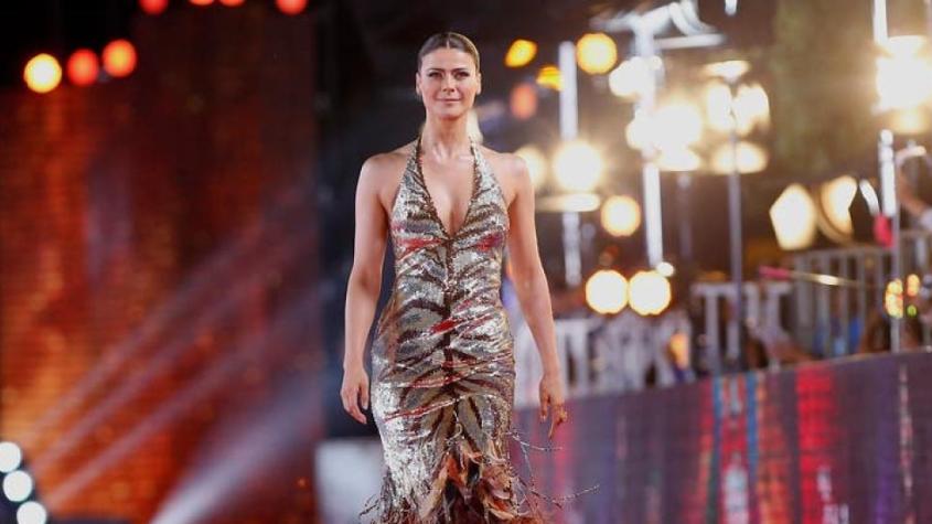 Famosa cantante posó en los Grammy con el mismo vestido que usó Tonka Tomicic en gala de Viña 2016