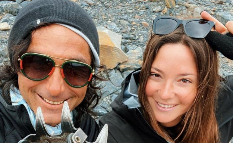 Con un homenaje a Claudio Iturra: Kel Calderón presentó su nuevo proyecto en compañía de sus padres