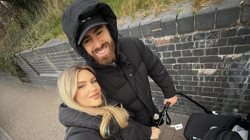 Kimberley Abbott junto a Ben Brereton